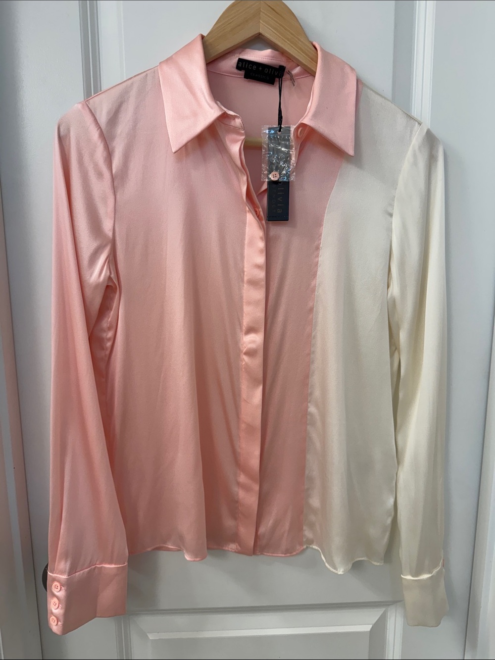 Alice + Olivia Two-Tone Satin Shirt in Peach Pink & Ivory Size Small NWT - Picture 3 of 8